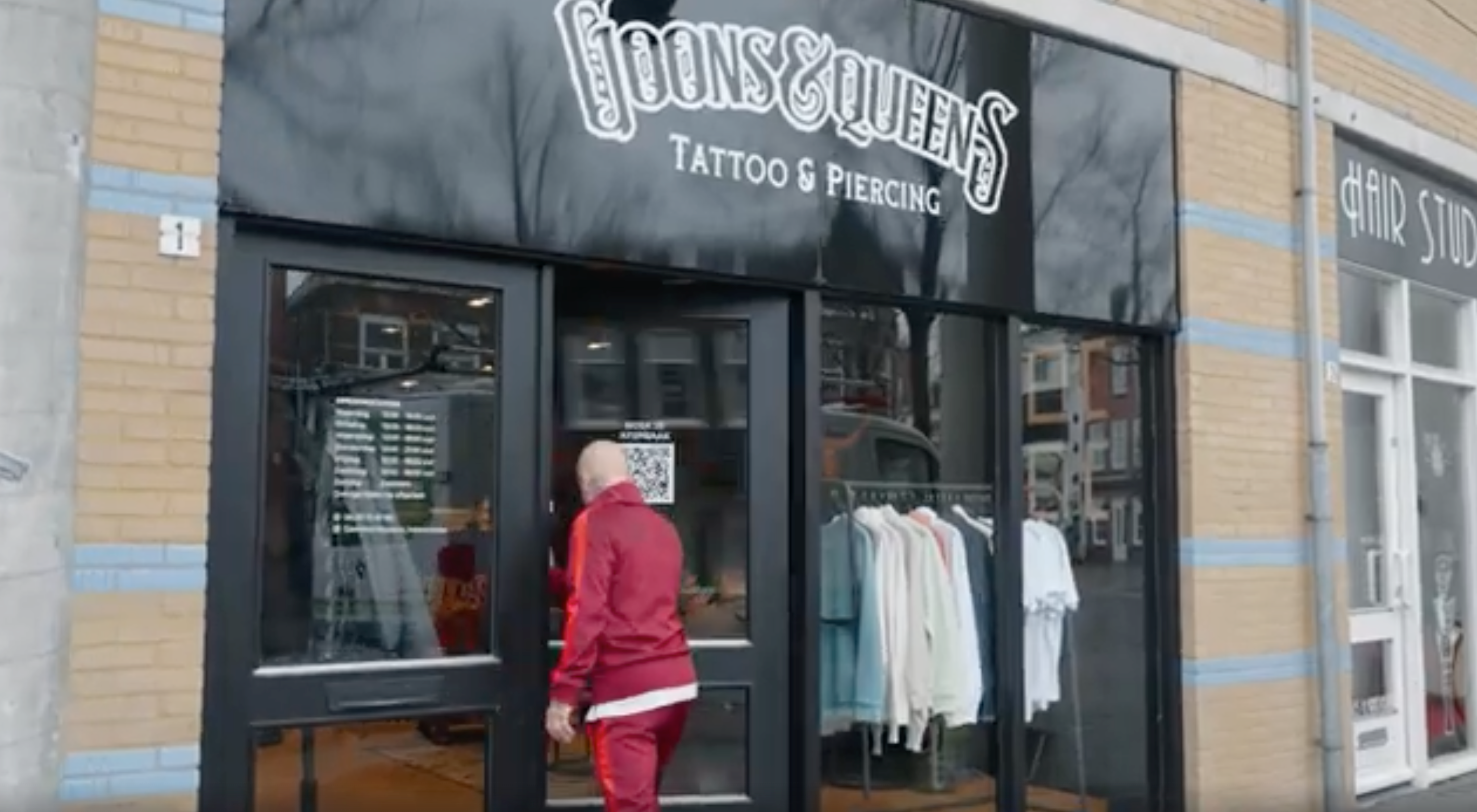 Video laden: Edward van Gils zet een tattoo